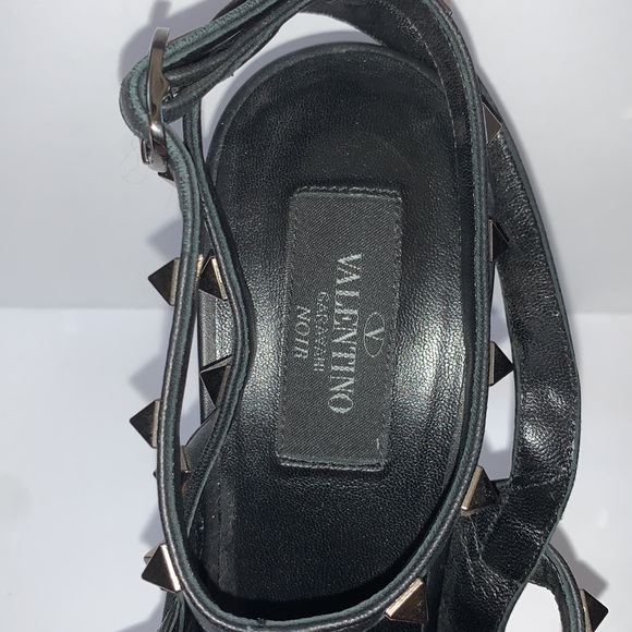 42 Valentino Garavani Noir Rockstud T-Strap Pump - Picture 12 of 16